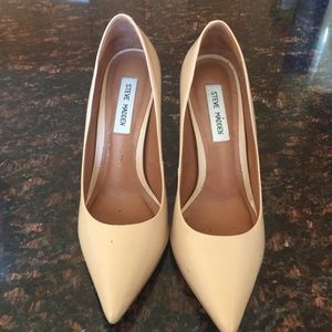 Steve Madden nude pump