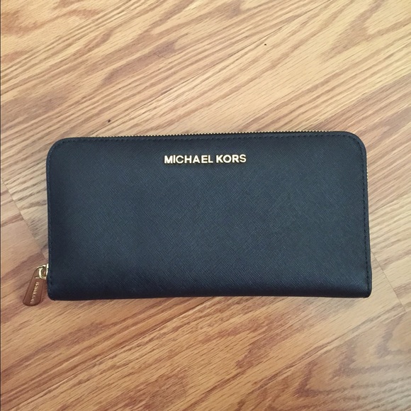 🚫SOLD🚫MK large travel wallet