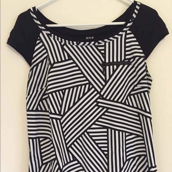 Short-sleeve Black & White Graphic Hi-Low Top - Picture 2 of 4