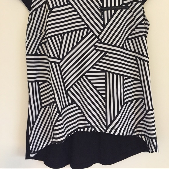 Short-sleeve Black & White Graphic Hi-Low Top - Picture 3 of 4