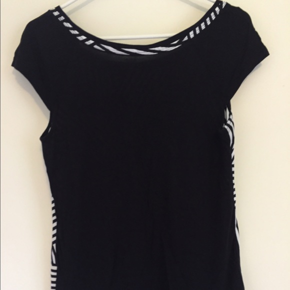 Short-sleeve Black & White Graphic Hi-Low Top - Picture 4 of 4