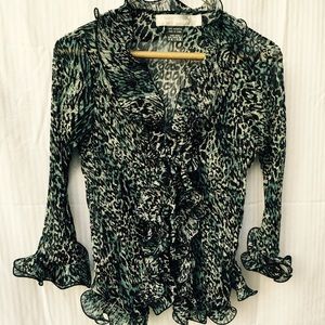 RUFFLES!!! Adorable frilly top