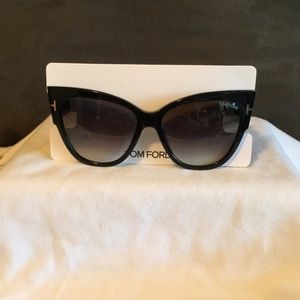 Authentic Tom Ford: Anoushka Black Sunglasses.