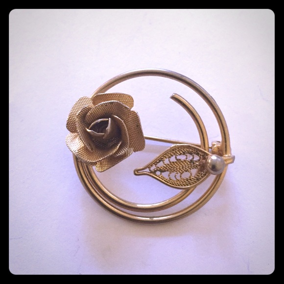 Vintage Jewelry - Vintage Gold Circle Rose Pin