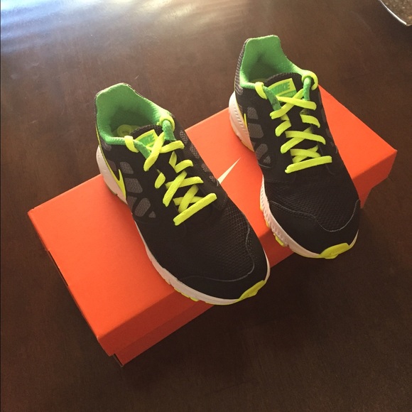 Girls Nike Tennis Shoe