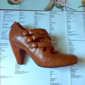 Cute camel-brown heels!