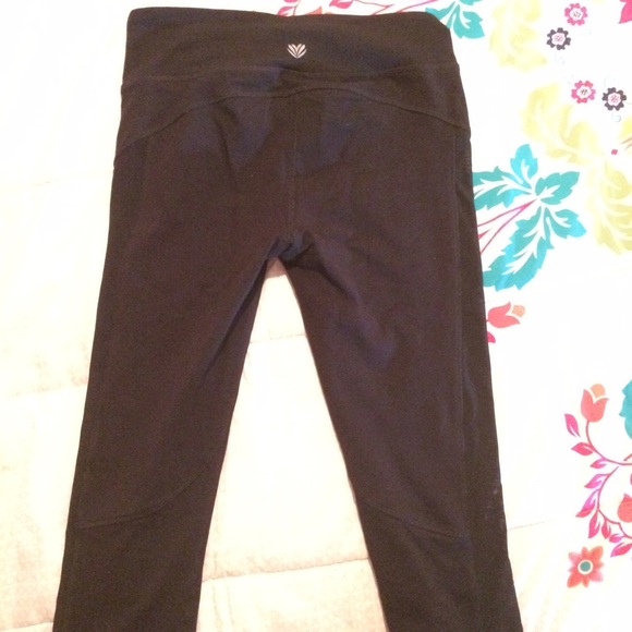 SOLD:,NWOT: Crop Leggings - Picture 4 of 4