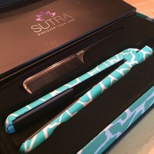 Sutra Hair Straightener with magnetic plates