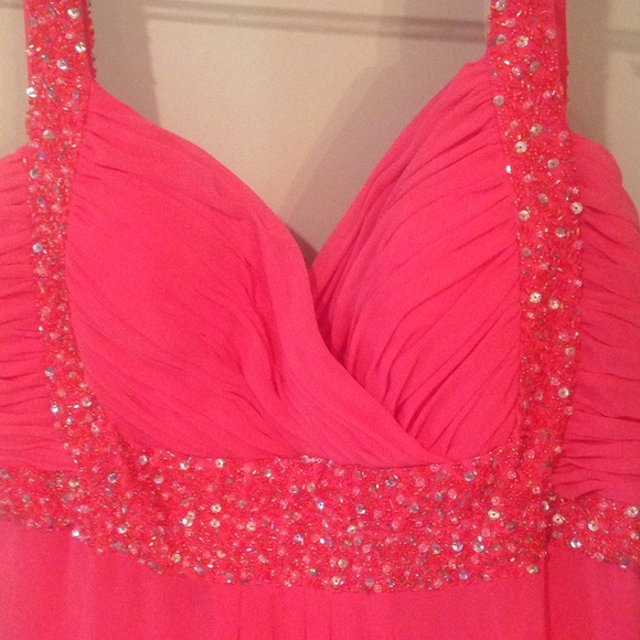 Formal gown - Picture 2 of 4