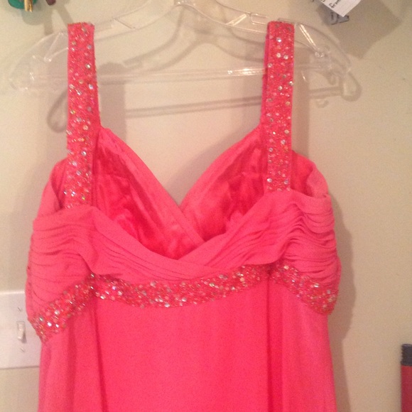 Formal gown - Picture 3 of 4