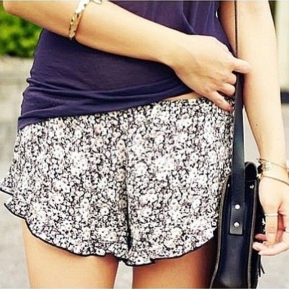 Brandy Melville Vodi Shorts Black Grey Floral