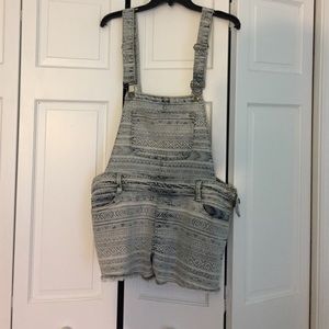 Jean overalls with a pattern! From delias!