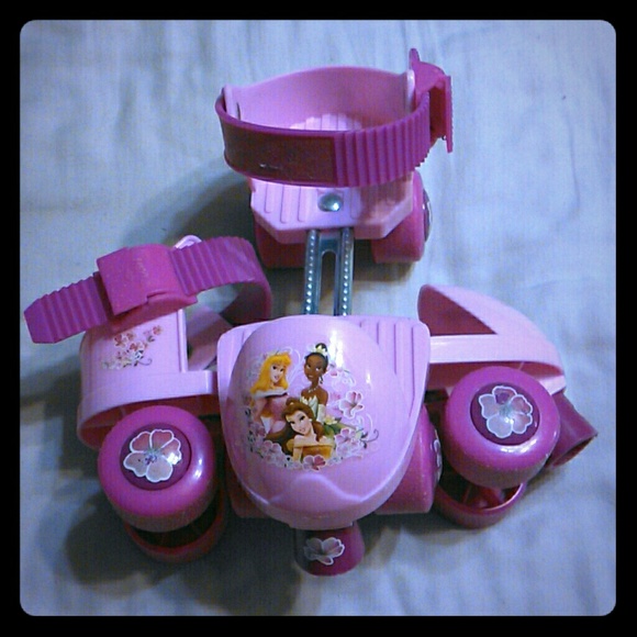 Adjustable roller skates