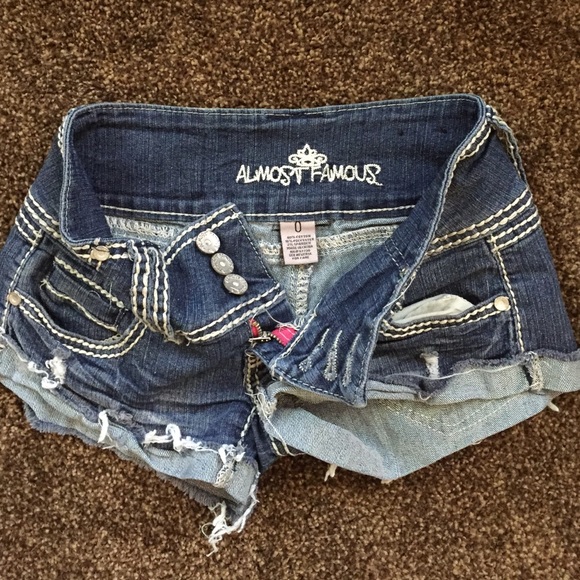 Short shorts - Picture 2 of 3