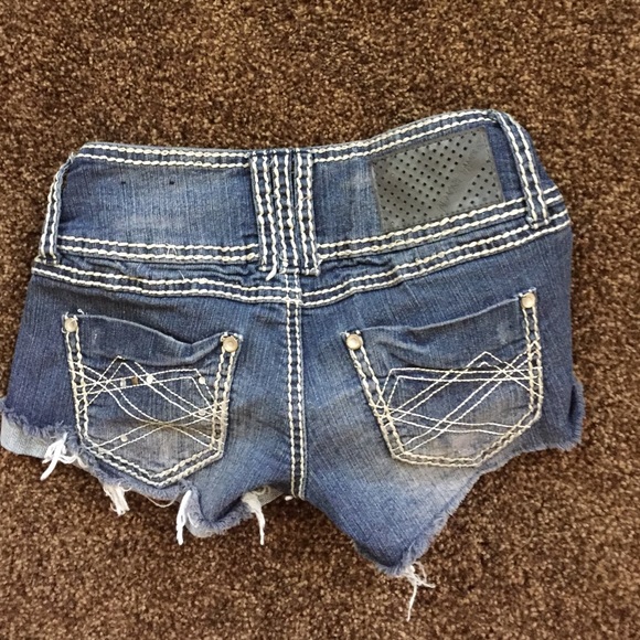 Short shorts - Picture 3 of 3