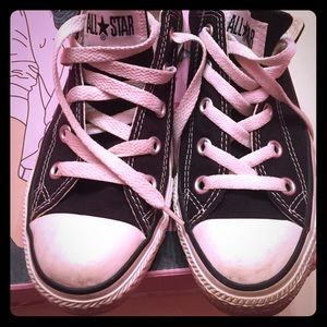 Black low top converses.