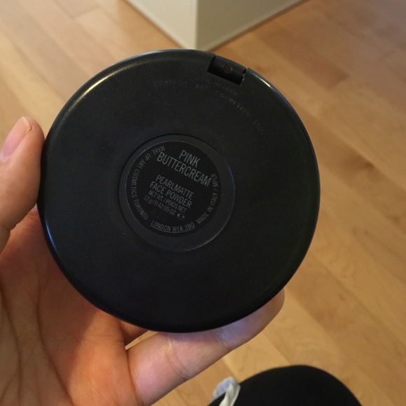 Mac Pearlmatte Face Powder - Picture 2 of 3