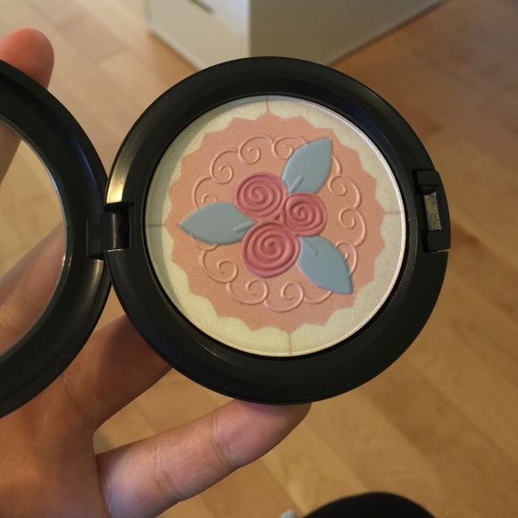 Mac Pearlmatte Face Powder - Picture 3 of 3