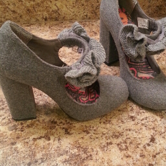 Gray pumps with ruffle strap! - Picture 2 of 2