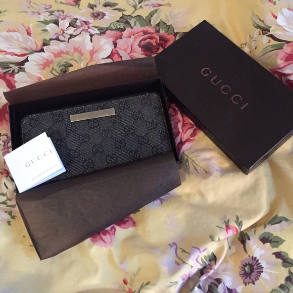 Gucci zip wallet authentic