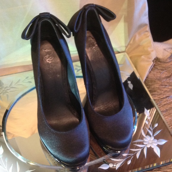 Alice & Olivia Black Miranda Suede Satin Bow Pumps - Picture 2 of 4