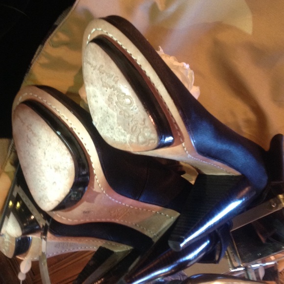 Alice & Olivia Black Miranda Suede Satin Bow Pumps - Picture 4 of 4