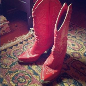 {Cowgirl style} snazzy & classy embroidered boots!