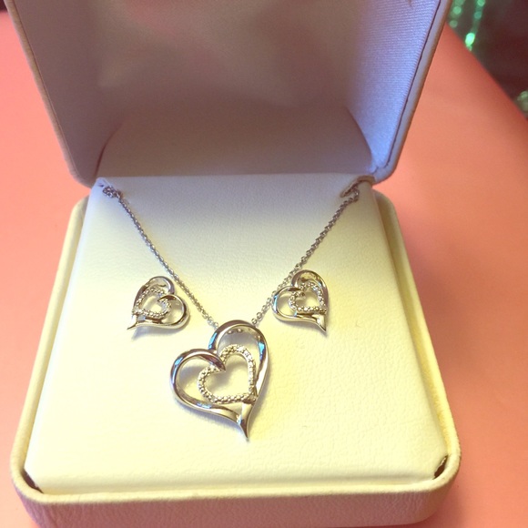 Matching Earrings and necklace set!