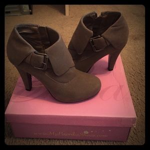 High heel boots 👠👢