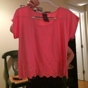 Coral t-shirt with scalloped hem