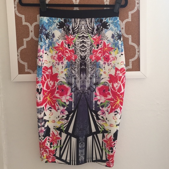 Floral pencil skirt with zipper back - Picture 1 of 3
