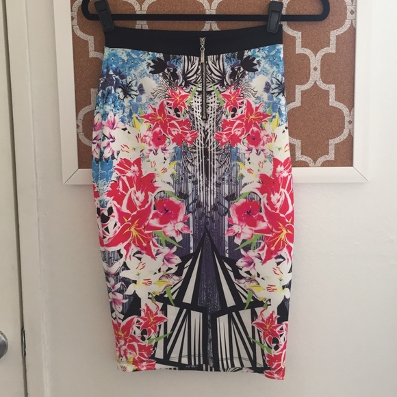 Floral pencil skirt with zipper back - Picture 2 of 3