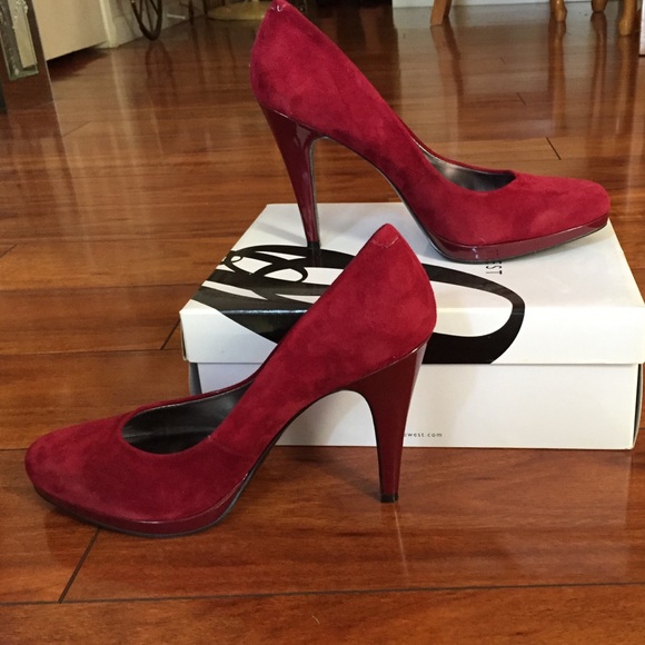 New Nine West genuine suede burgundy heels size 9