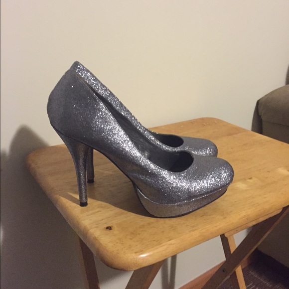 Silver Glitter Pumps! - Picture 1 of 2