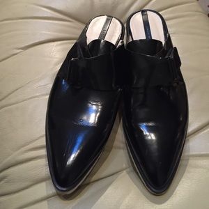 Patent leather pointy shoes