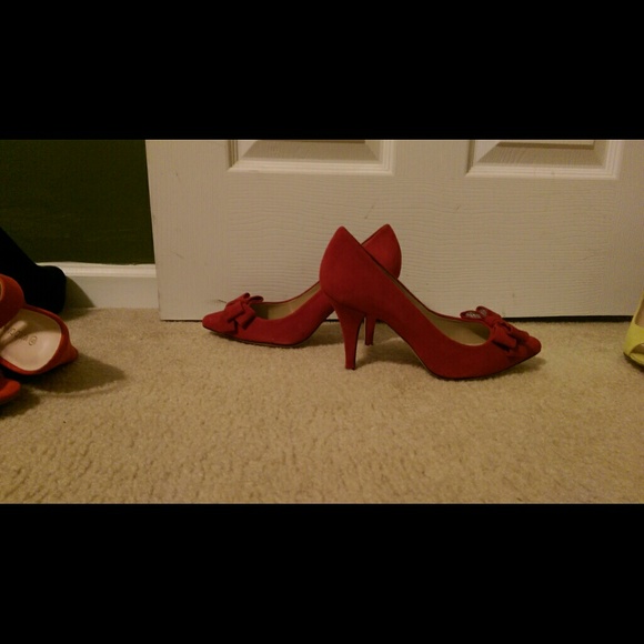 New Michael Antonio Red pump with bow