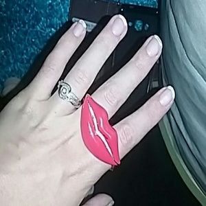 Two finger gold lips kiss ring