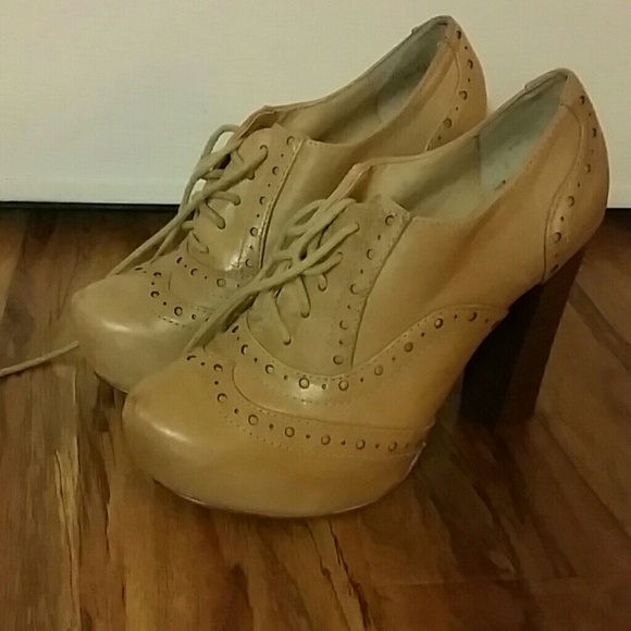 Lace up platform pumps in nude color