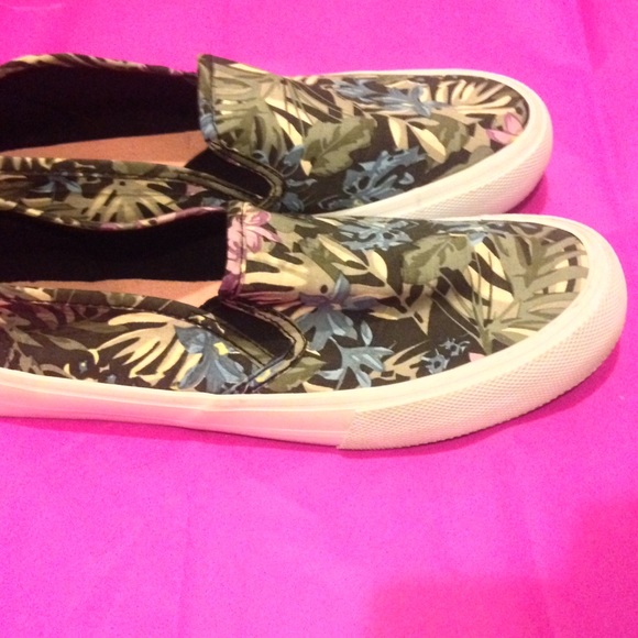 Tropical leaves slip on sneakers
