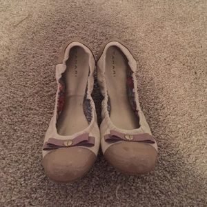 Tahari White/Beige Bow Flats