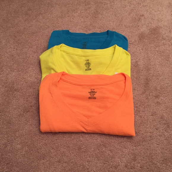 V neck bundle! Size: S