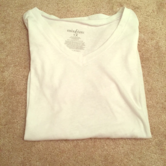 White V neck. Size: 1x.