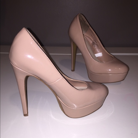 🚨SOLD!!!!!!!! Tan glossy pumps