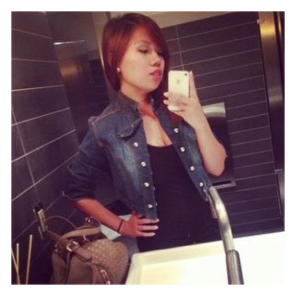 Meet your Posher! ๐ - Picture 2 of 3