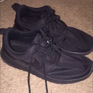 All black nike Roshe runs