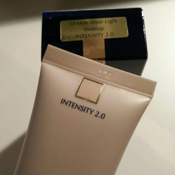 Estee Lauder double wear light - Picture 2 of 2