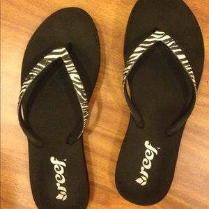 Reef zebra and black flip flops