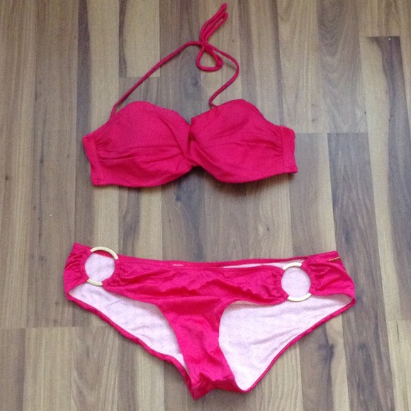 VS: Very Sexy Twist Bandeau with Cheeky Hipkini - Picture 2 of 4