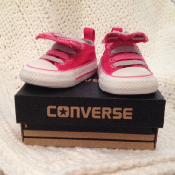 Raspberry cored converse infants - Picture 1 of 3