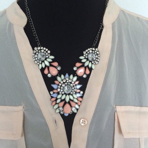 ❌ SOLD ❌ statement necklace. Worn once. EUC